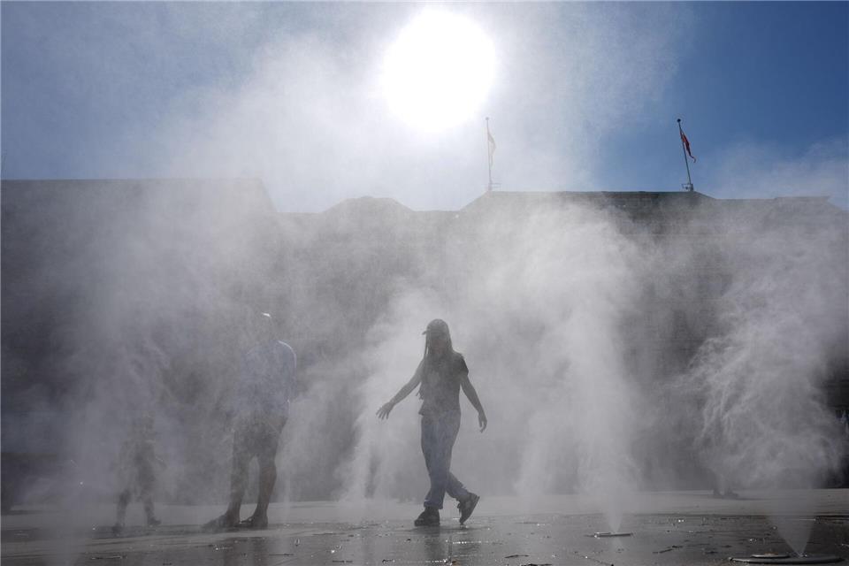 Wassernebel zur Abkühlung: Nicht nur in Hamburg ist jede Hitzepause willkommen.Marcus Brandt/dpa