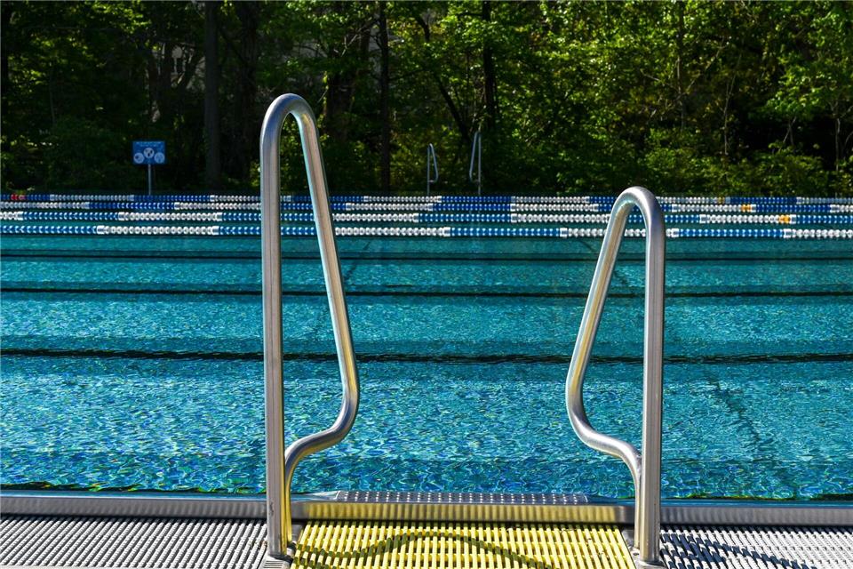 Wasserratten können nun wieder in die Becken des „Prinzenbads“ in Kreuzberg springen.Jens Kalaene/dpa