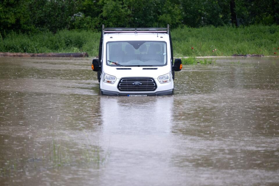 Wasserschäden an geparkten Autos können tückisch sein. Grundsätzlich sollte man daher nie versuchen, ein zuvor überflutetes Auto zu starten.picture alliance/dpa