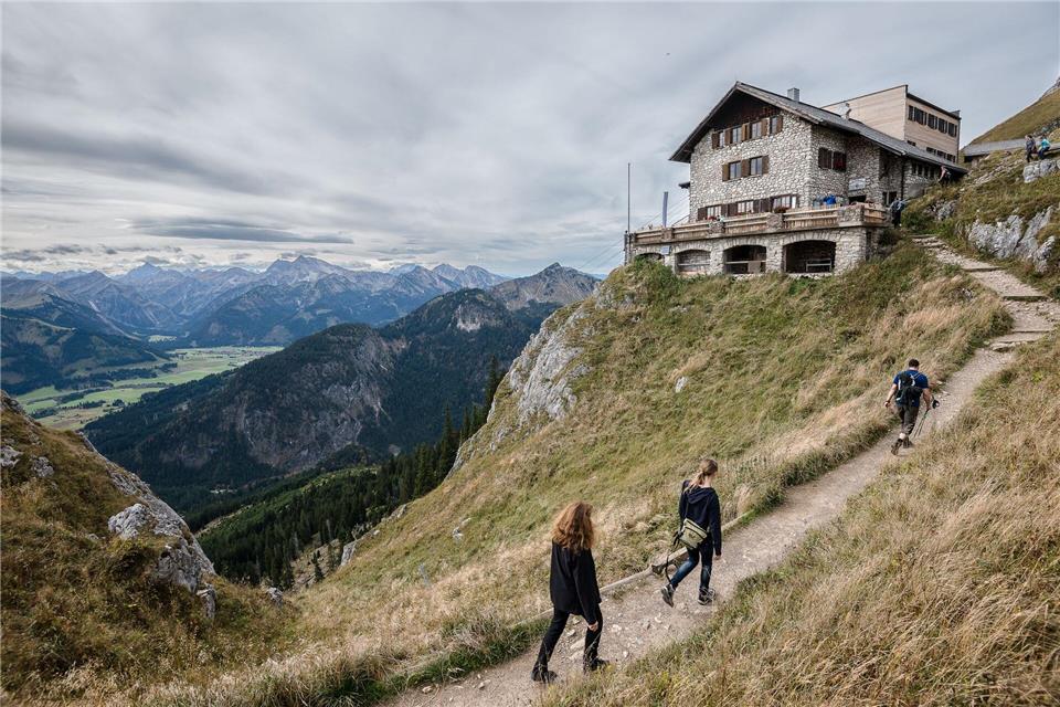 Wassersparmodus in den Alpen: Wer in den Bergen wandern geht, sollte lieber genug Wasser dabei haben – Nachfüllen könnte Gebühr kosten oder teilweise gar nicht möglich sein.Nicolas Armer/dpa/dpa-tmn