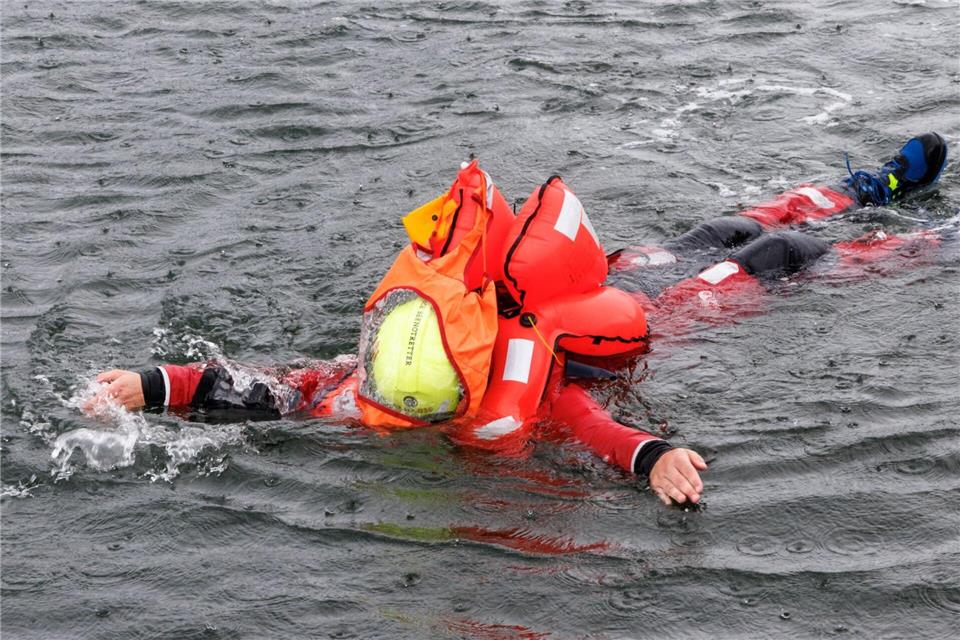 Wassersportler sollten darauf achten, für den Notfall Schutzkleidung zu tragen. (Archivbild)Markus Scholz/dpa