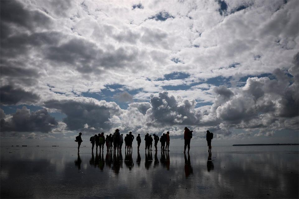 Wattwanderungen sind beliebt bei Nordseeurlaubern in Schleswig-Holstein. (Archivbild)Christian Charisius/dpa