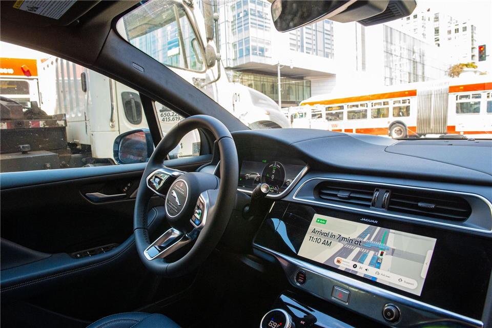 Waymo-Robotaxis machen mehr als 250.000 Fahrten mit Passagieren pro Woche. (Archivbild)Andrej Sokolow/dpa