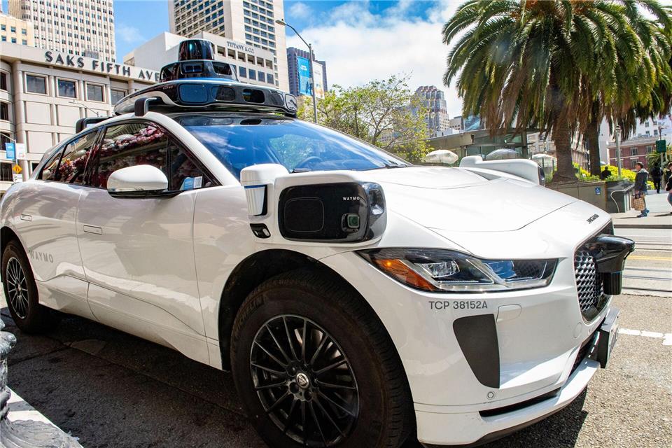 Waymo-Robotaxis auf dem Weg nach Europa Waymo setzt aktuell umgebaute Elektroautos der britischen Marke Jaguar ein. (Archivbild)Andrej Sokolow/dpa