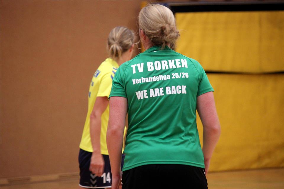 „We are back“ – und bleiben wollen sie in der neuen und alten Spielklasse durchaus. Die zweite Borkener Damenmannschaft von Spielertrainerin Eva Westheider kommt auf einen Altersschnitt von 40 Jahren.