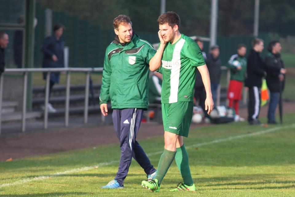 Wechselt aus der A-Liga in die Landesliga: Velens Kapitän Simon Gravermann (rechts).