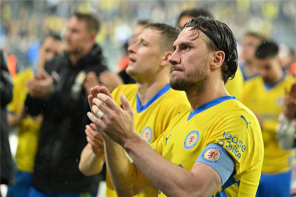 Wechselt nach Sarajevo: Der ehemalige Braunschweig-Kapitän Ermin Bicakcic.Swen Pförtner/dpa