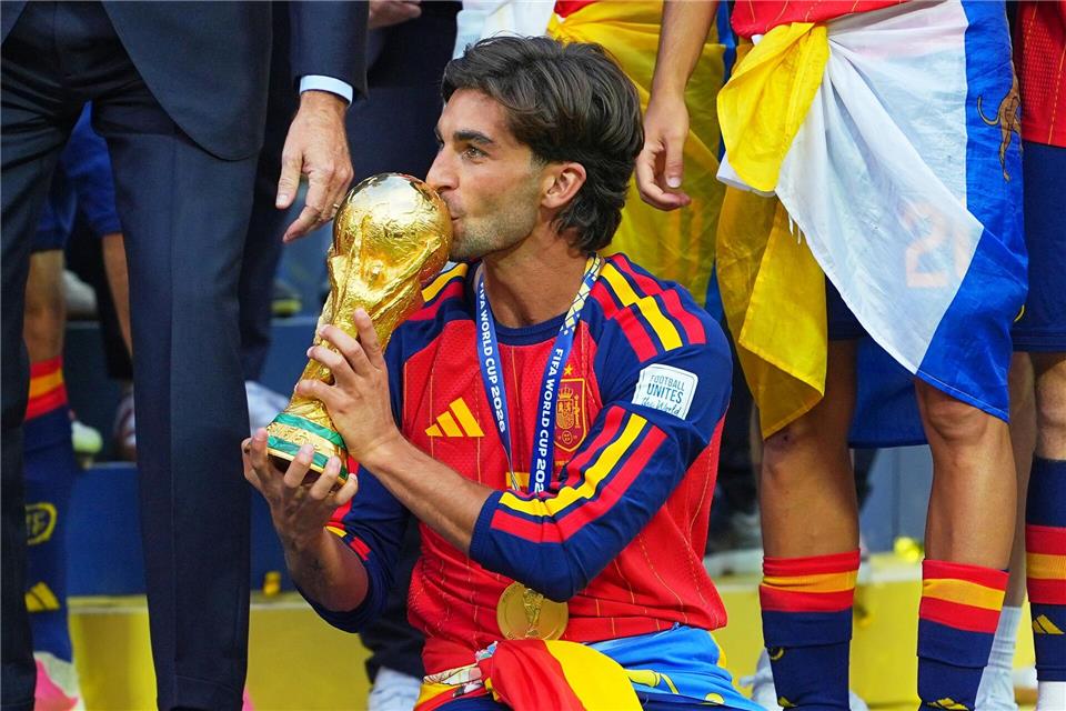 Wechselt von Barcelona nach Paris: Ferran Torres. (Archivbild)Julio Cortez/AP/dpa