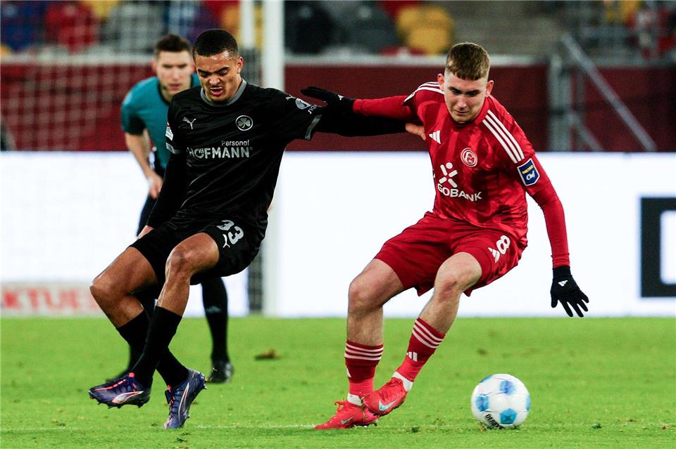 Wechselt von Düsseldorf nach Köln: Fortunas Isländer Isak Johannesson (rechts)Roland Weihrauch/dpa