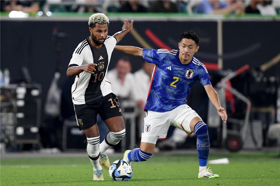 Wechselt zu Werder Bremen: Japans Nationalspieler Yukinari Sugawara (r) (Archivbild)Swen Pf�rtner/dpa