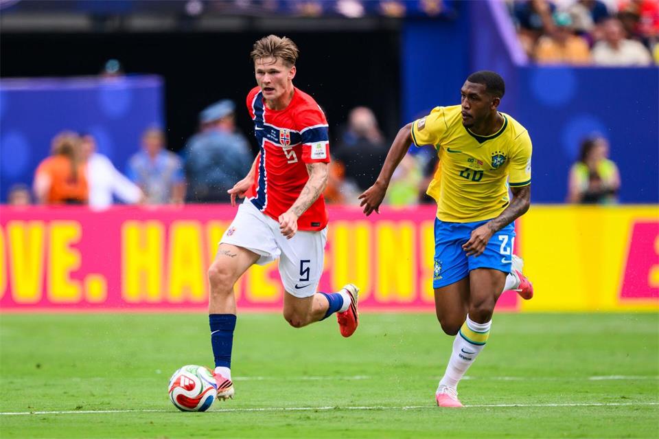 Wechselt zum Hamburger SV: Norwegens WM-Spieler David Möller Wolfe - hier im Zweikampf mit dem Brasilianer Rayan (Archivbild).Tom Weller/dpa