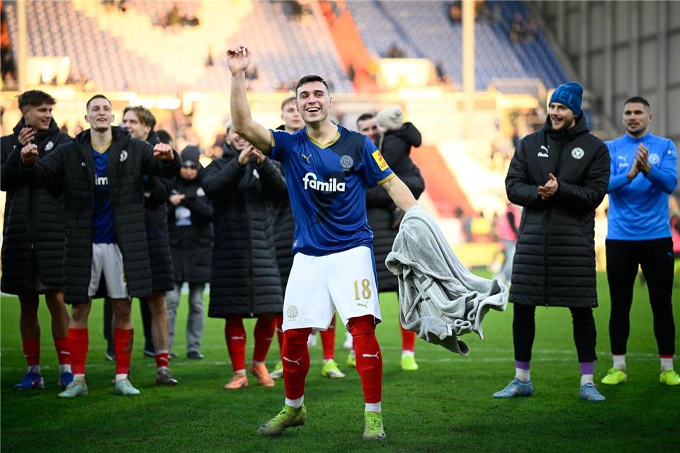 Wechselt zurück in die Heimat: Holstein-Kiel-Stürmer Aldin Jakupovic. (Archivbild)Gregor Fischer/dpa