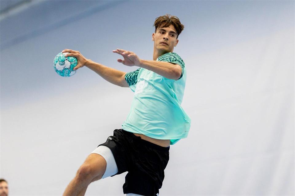Wechselte von Gummersbach nach Kiel: Nationalspieler Julian Köster (Archivbild)Philipp Szyza/dpa