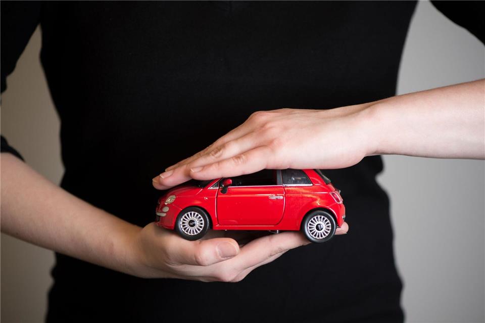 Wechselzeit bei Kfz-Versicherungen: Wer sorgfältig vergleicht, kann Geld sparen.Andrea Warnecke/dpa-tmn