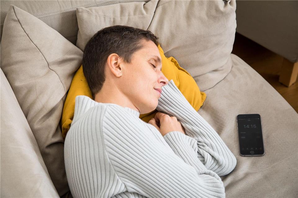 Wann und wie lange? So gelingt der perfekte Mittagsschlaf Wecker muss sein! Wer sich nach dem Mittagsschlaf nicht komplett überfahren fühlen will, sollte ihn zeitlich begrenzen. picture alliance / dpa-tmn