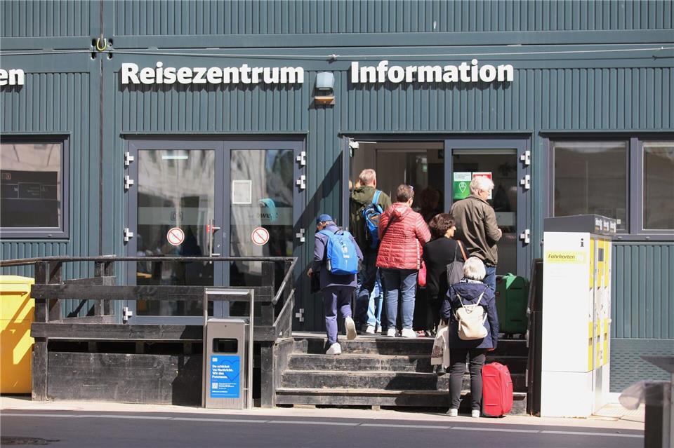 Weder Regional- noch ICE-Züge verkehren wie gewohnt, für Reisende bedeutet das Verspätungen und Ausfälle. Ralf Zwiebler/dpa