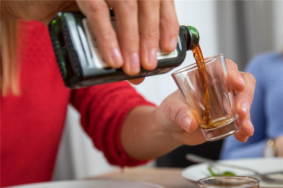 Weder notwendig noch angemessen: Kauft man während der Wartezeit auf Kosten der Airline Cocktails oder Schnäpse, bekommt man im Zweifel das Geld nicht erstattet.Christin Klose/dpa-tmn