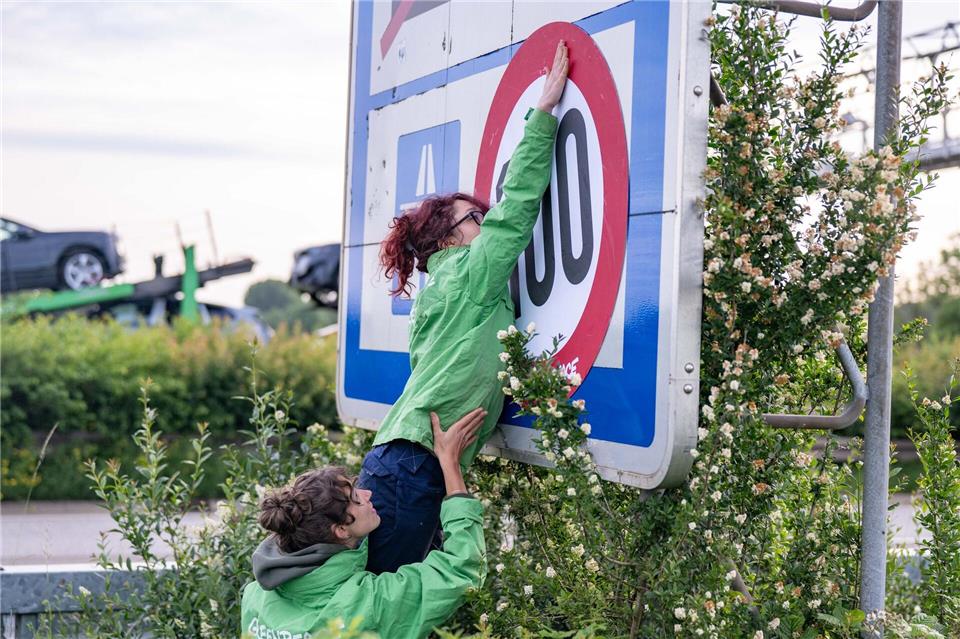 Weg mit der blauen unverbindlichen Zahl 130, die für die Richtgeschwindigkeit steht, und rauf mit dem 100-Stundenkilometer-Tempolimit.Benjamin Westhoff/dpa