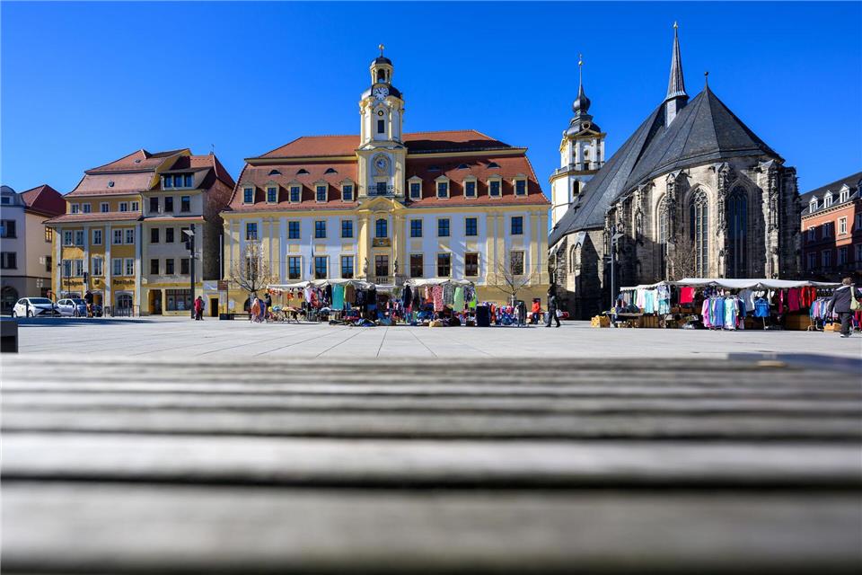 Weg vom Parkplatz und hin ins Zentrum: Plänen aus dem Rathaus zufolge soll der „Mops mit der Zipfelmütze“ auf den Weißenfelser Marktplatz umziehen. (Symbolbild)Hendrik Schmidt/dpa