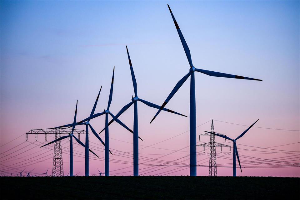 Weg von starren Flächenzielen beim Ausbau der Windenergie, fordert Sachsens Ministerpräsident Michael Kretschmer (CDU). (Symbolbild)Jan Woitas/dpa
