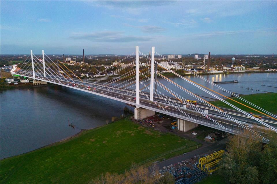 Wegen Arbeiten an der Duisburger Rheinbrücke wird über das Wochenende die A40 gesperrtChristoph Reichwein/dpa