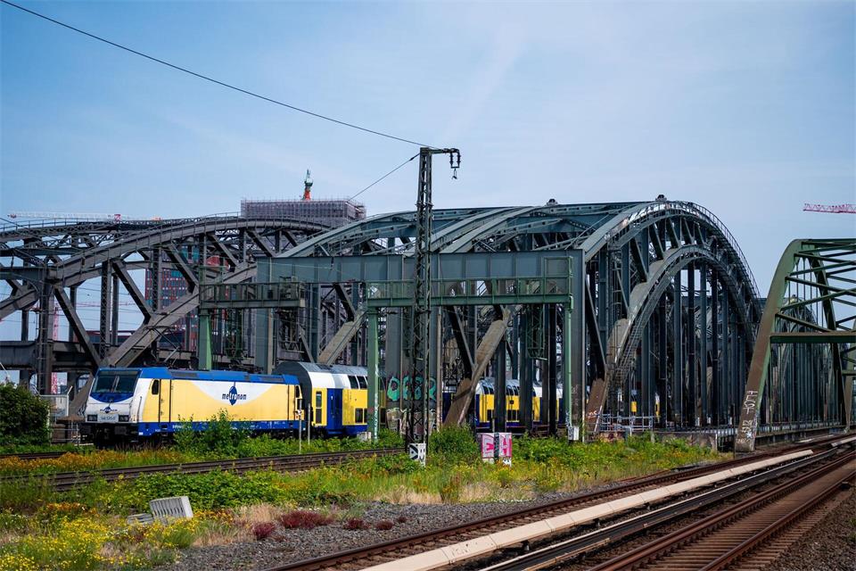Wegen Bauarbeiten am Hamburger Hauptbahnhof können bis zum 22. November 2026 nur wenige Regionalzüge über die Elbe fahren. (Archivbild)Daniel Bockwoldt/dpa