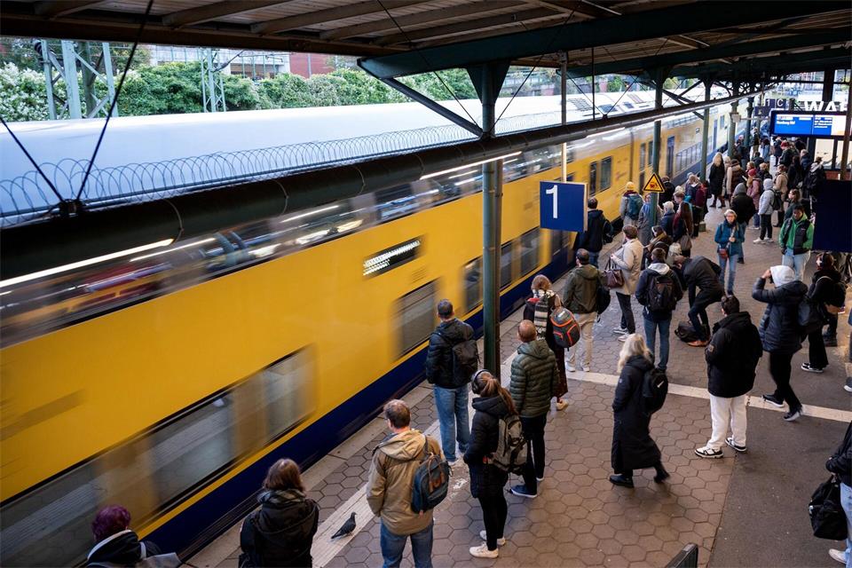 Wegen Bauarbeiten am Hamburger Hauptbahnhof können bis zum 22. November 2026 nur wenige Regionalzüge über die Elbe fahren. Die Fahrgäste müssen auf die S-Bahnen umsteigen.Daniel Bockwoldt/dpa