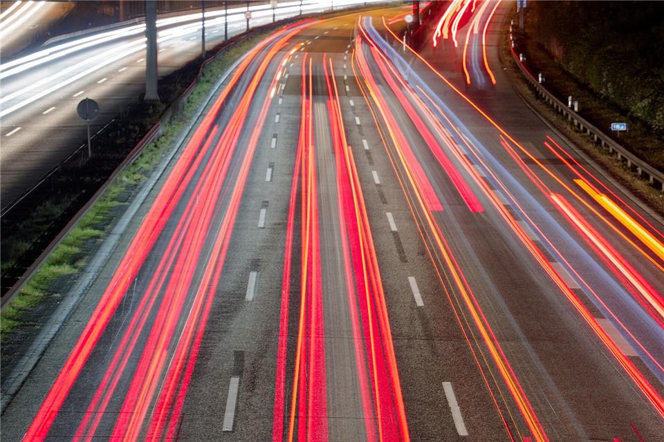 Wegen Bauarbeiten an kleineren Brücken über der Fahrbahn muss die A3 am Niederrhein in den nächsten Monaten mehrmals gesperrt werden. (Symbolbild)Henning Kaiser/dpa