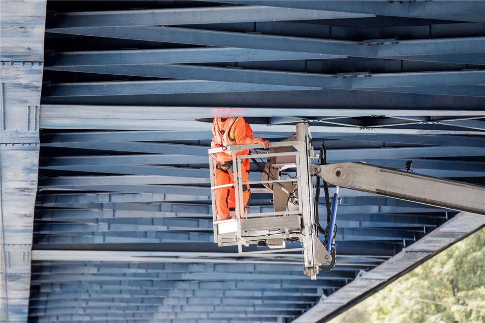 Wegen Bauarbeiten bleibt die A1 an der Norderelbbrücke am Wochenende gesperrt. (Archivbild)Daniel Bockwoldt/dpa