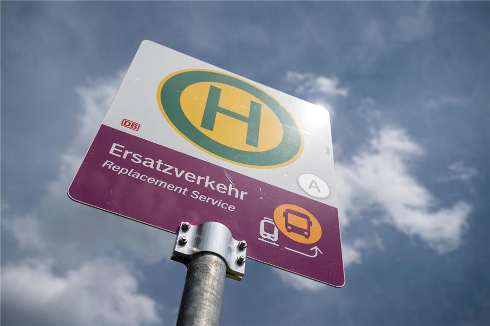 Wegen Bauarbeiten fahren in den kommenden Monaten keine Züge zwischen Gößnitz und Zwickau. Bahnreisende auf der S-Bahn-Linie Leipzig-Zwickau müssen dort Busse nutzen. Das kostet Zeit. (Symbolbild)Hannes P. Albert/dpa