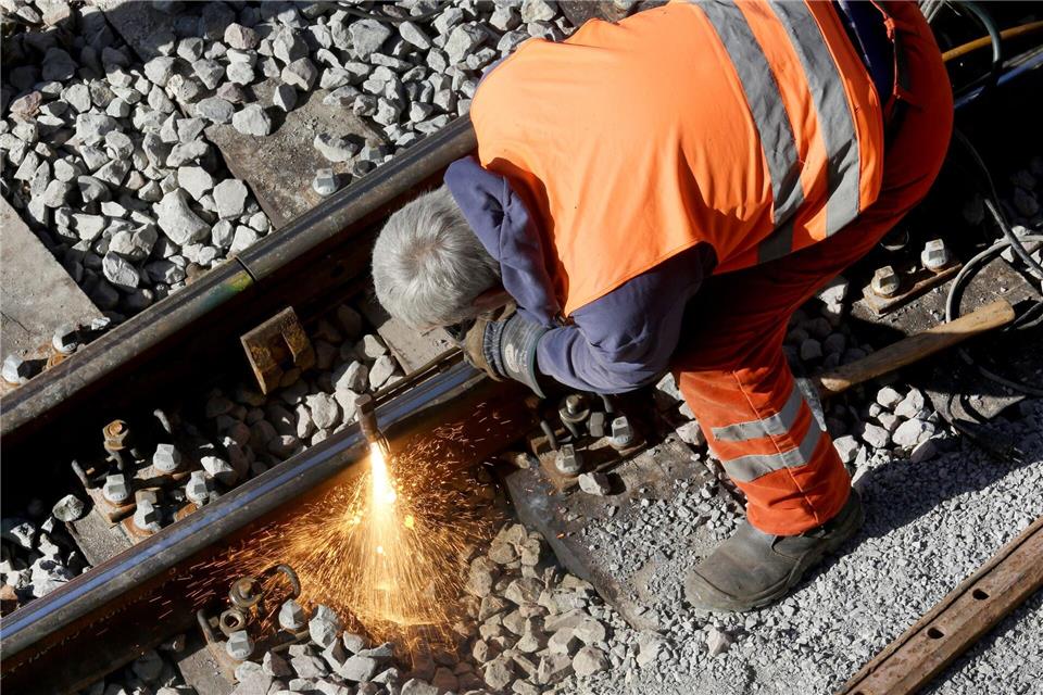 Wegen Bauarbeiten gibt es auf der Strecke Mainz, Bingen, Koblenz vier Wochen erhebliche Einschränkungen. (Symbolbild)Roland Weihrauch/dpa