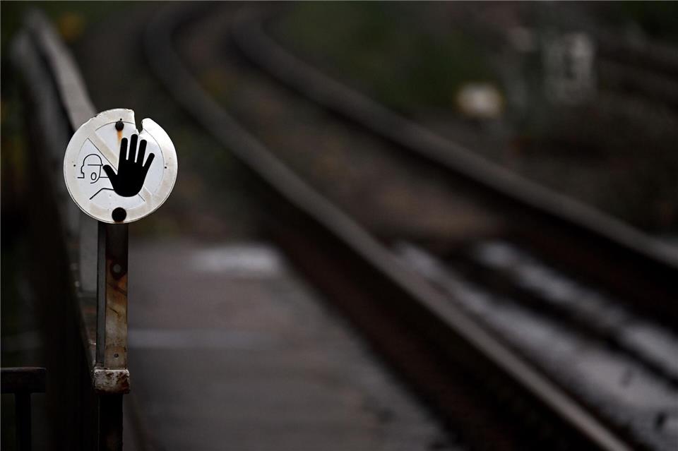 Ende von Bahnsperrung im Ruhrgebiet  Wegen Bauarbeiten halten in Bochum seit Anfang September keine Regionalbahnen oder Fernzüge mehr - doch ein Ende der Sperrung ist absehbar (Foto Illustration).Federico Gambarini/dpa