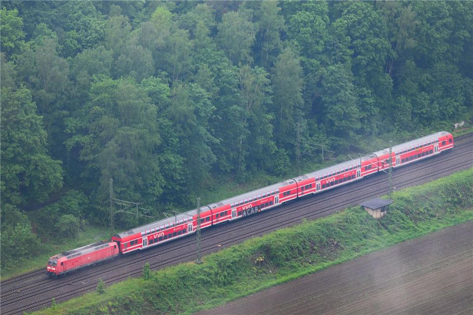 Wegen Bauarbeiten im Elbtal zwischen Bad Schandau und Schöna müssen sich Bahnreisende monatelang auf Sperrungen, Ersatzverkehr und längere Fahrzeiten einstellen. (Archivbild)Robert Michael/dpa