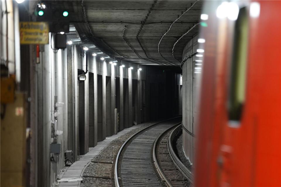 Wegen Bauarbeiten im Harburger Tunnel ist der S-Bahnverkehr zwischen Hamburg-Wilhelmsburg und Neugraben für zwei Wochen unterbrochen. (Archivbild)Marcus Brandt/dpa