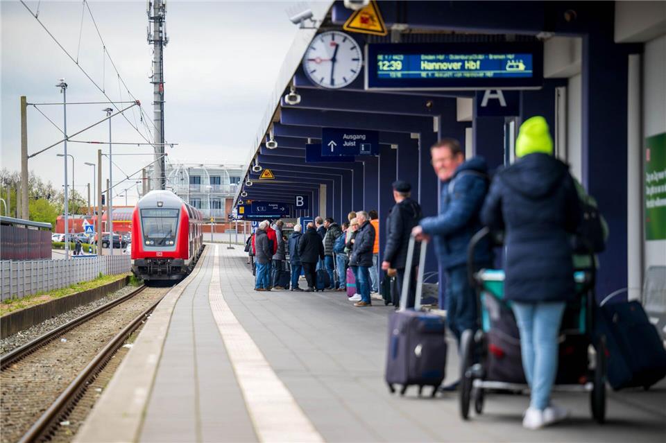 Wegen Bauarbeiten ist Norddeich Mole in den kommenden Wochen nicht per Zug zu erreichen. (Archivbild)Sina Schuldt/dpa