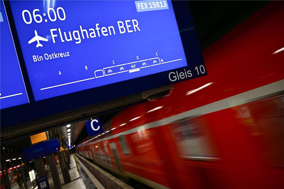 Wegen Bauarbeiten kommt es zwischen Berlin und dem Flughafen BER am Wochenende zu Einschränkungen im Regionalverkehr. (Archivbild)Sebastian Christoph Gollnow/dpa