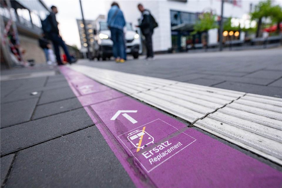 Wegen Bauarbeiten müssen im Frühsommer in Ostwestfalen viele Bahnreisende auf Ersatzbusse umsteigen. (Symbolbild)Benjamin Westhoff/dpa