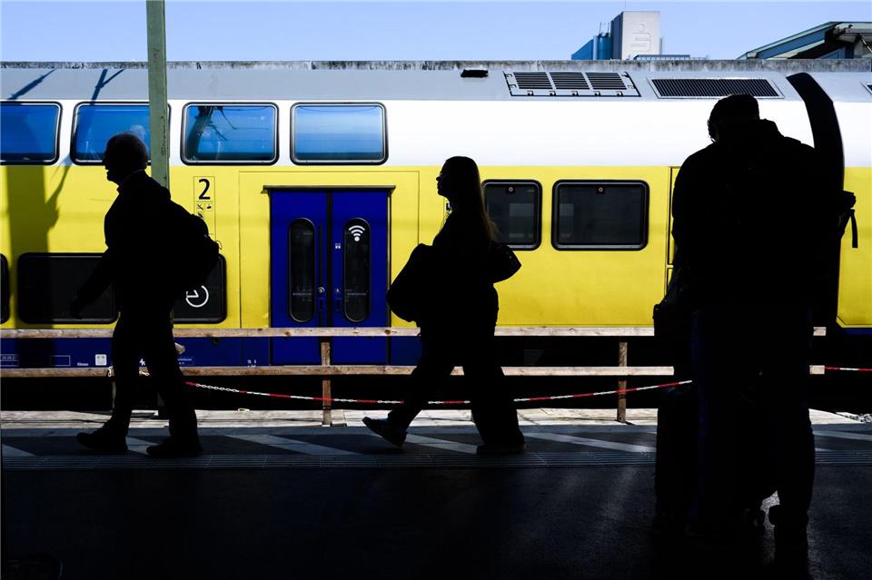 Wegen Bauarbeiten müssen sich Fahrgäste auf der Strecke Hamburg–Hannover ab Mai auf Einschränkungen einstellen. (Symbolbild) Julian Stratenschulte/dpa