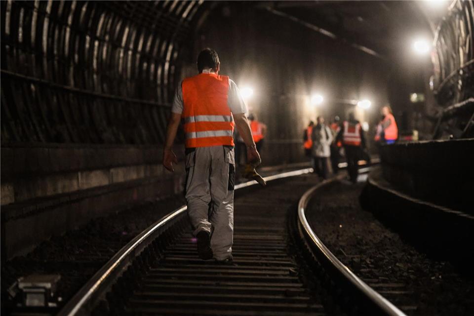 Wegen Bauarbeiten war die S-Bahn-Strecke zwischen Frankfurt und Offenbach gesperrt. (Archivbild)Andreas Arnold/dpa