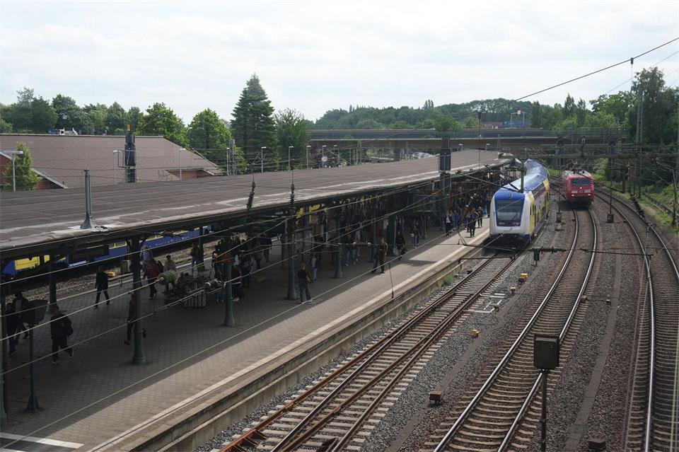 Wegen Bauarbeiten werden vier Wochen lang keine Regionalzüge zwischen Hamburg-Hauptbahnhof und Harburg verkehren. (Archivbild)Marcus Brandt/dpa