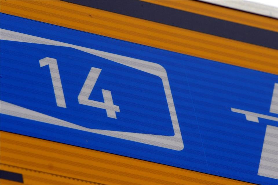 Wegen Bauarbeiten wird die Autobahn 14 bei Halle am Wochenende abschnittsweise voll gesperrt. (Symbolbild) Hendrik Schmidt/dpa-Zentralbild/dpa