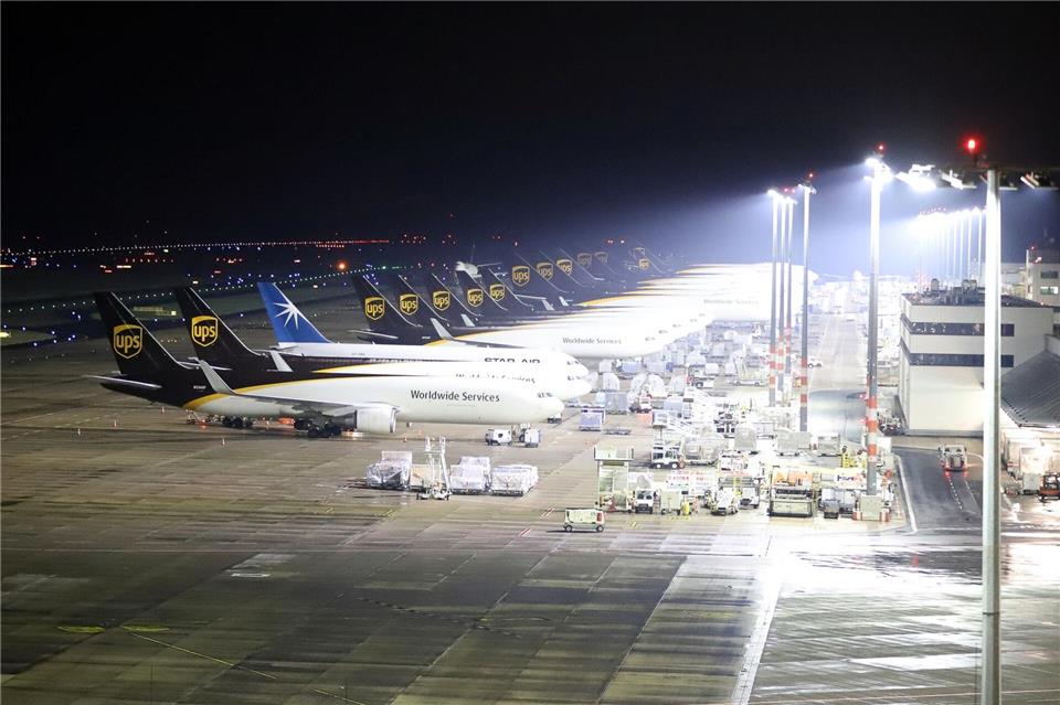 Wegen Blitzeis wurde der Flugbetrieb am Flughafen Köln/Bonn am Nachmittag für 45 Minuten unterbrochen.Sascha Thelen/dpa
