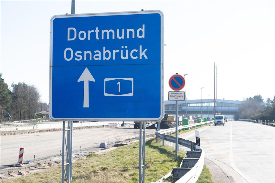 Wegen Brückenabrissarbeiten müssen Autofahrer auf der Autobahn 1 zwischen Cloppenburg und Vechta in Richtung Dortmund und in Richtung Hamburg Umleitungen fahren. (Archivfoto)Friso Gentsch/dpa