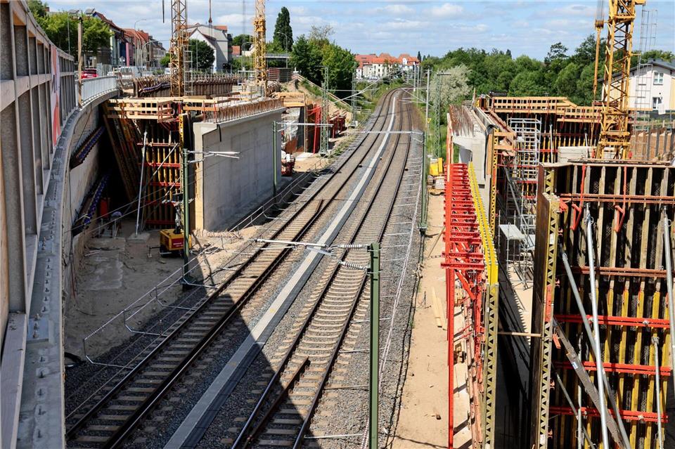 Bahnstrecke zwischen Rostock und Berlin im Juli unterbrochen Wegen Brückenarbeiten wird die Bahnstrecke Rostock-Berlin gesperrt. Bernd W�stneck/dpa