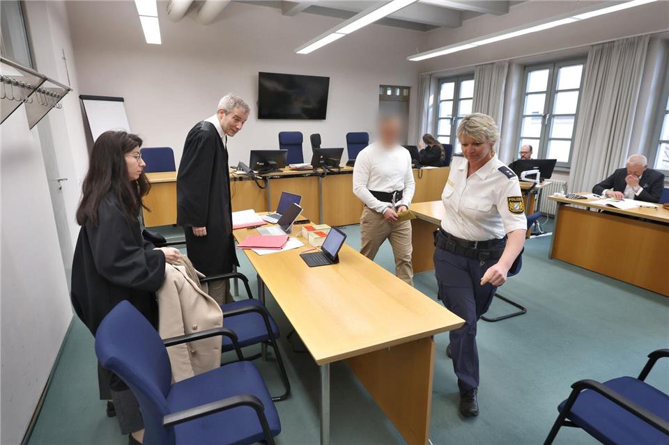 Wegen Doppelmordes an seiner Großmutter und deren Mann muss sich der Angeklagte vor dem Landgericht Memmingen verantworten. (Archivbild)Karl-Josef Hildenbrand/dpa