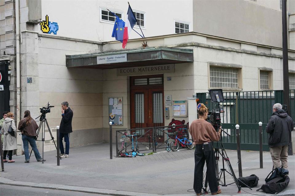 Wegen Fällen möglicher sexueller und körperlicher Gewalt an Kindergärten und Grundschulen laufen in Paris etwa 235 Ermittlungsverfahren (Archivbild).Dimitar Dilkoff/AFP/dpa