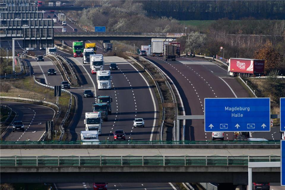Wegen Fahrbahnschäden wird ein Abschnitt der A9 zwischen Halle und dem Schkeuditzer Kreuz mehrere Tage gesperrt. (Archivbild)Hendrik Schmidt/dpa