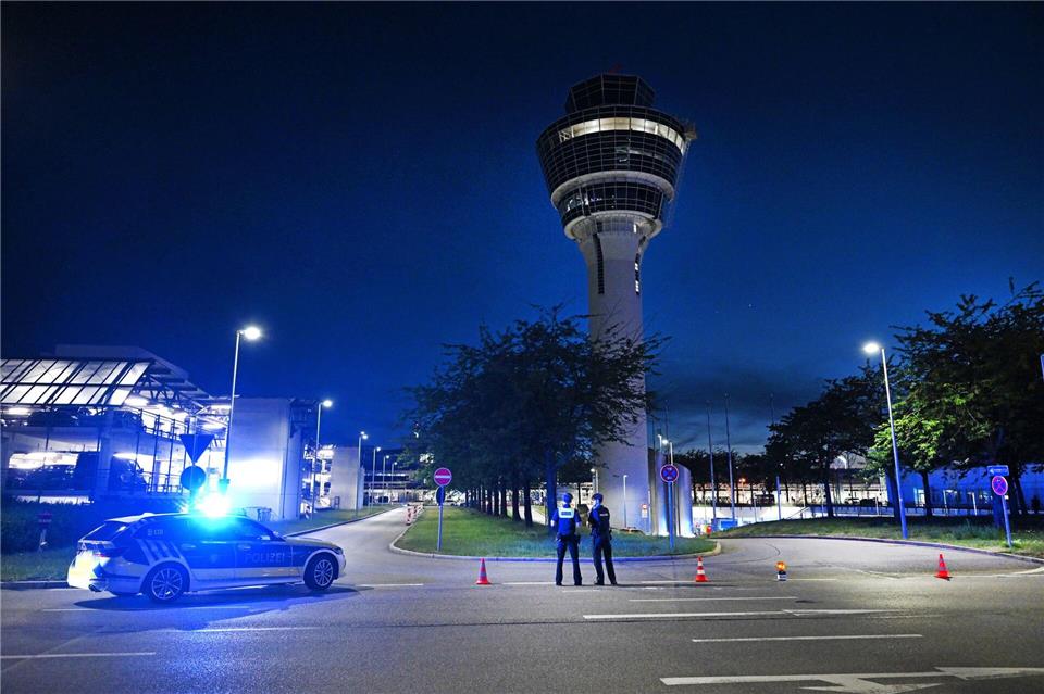 Wegen Feueralarms wurde der Flughafen-Tower evakuiert.Sven Hoppe/dpa