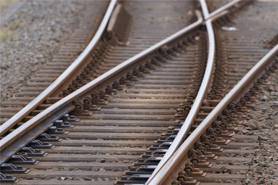 Wegen Gegenständen auf den Gleisen wurde die Strecke für knapp eineinhalb Stunden gesperrt. (Symbolbild)Marcus Brandt/dpa