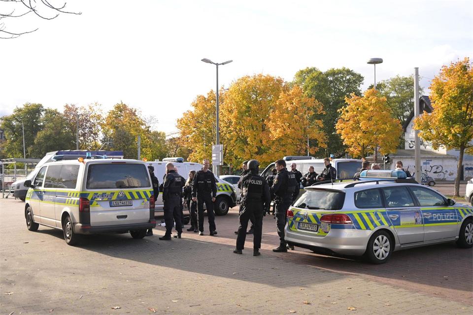 Wegen Gewaltandrohungen eines Mannes in Halle-Trotha sind zahlreiche teils schwer bewaffnete Polizeikräfte im Einsatz.Heiko Rebsch/dpa
